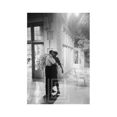 Audrey Hepburn y el director Billy Wilder en el plató de Sabrina, Abrazo, 1953