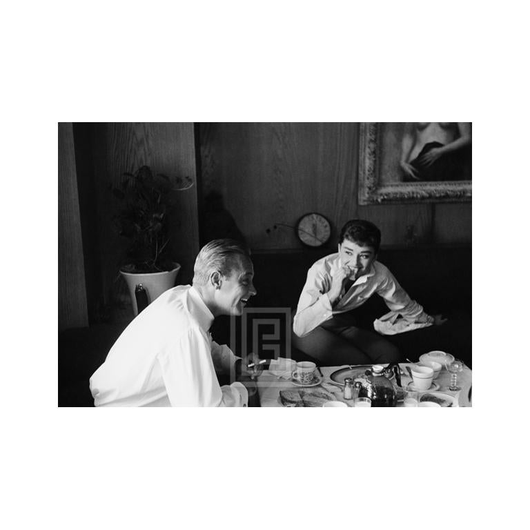 Figurative Photograph Mark Shaw - Audrey Hepburn et William Holden, Laughing