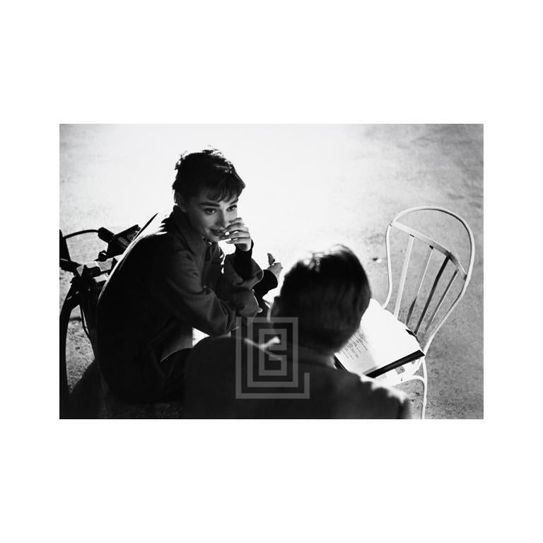 Mark Shaw Figurative Photograph – Audrey Hepburn und William Holden auf dem Set von Sabrina, Run Lines, 1953