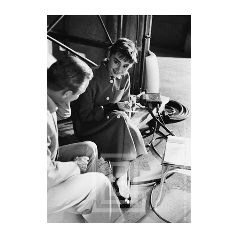 Mark Shaw Figurative Photograph – Audrey Hepburn und William Holden am Set von Sabrina, Smiling, 1953