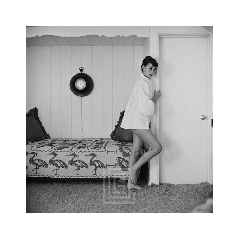 Mark Shaw Black and White Photograph – Audrey Hepburn zu Hause, Heron Day Bed, Glances, 1954