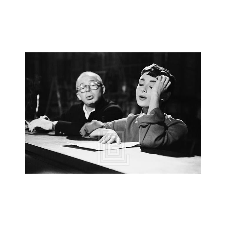 Figurative Photograph Mark Shaw - Audrey Hepburn au piano chantant du piano avec Billy Wilder, 1953