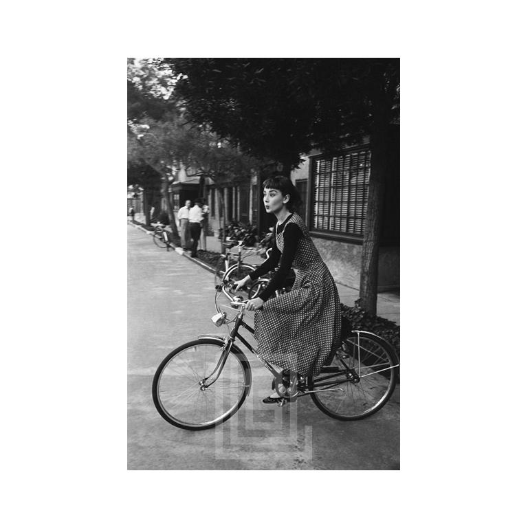 Black and White Photograph Mark Shaw - Bicyclette Audrey Hepburn, chevalière, 1953