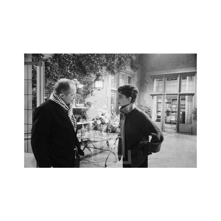 Black and White Photograph Mark Shaw - Audrey Hepburn Converses with Man (Audrey Hepburn conversations avec homme), 1953