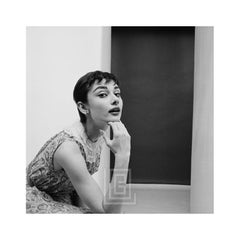 Audrey Hepburn-Kopf, der auf der Hand ruht, 1954