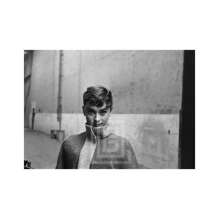 Mark Shaw Portrait Photograph – Audrey Hepburn mit grauem Rollkragenpullover, vorne mit Gesichtern, 1953