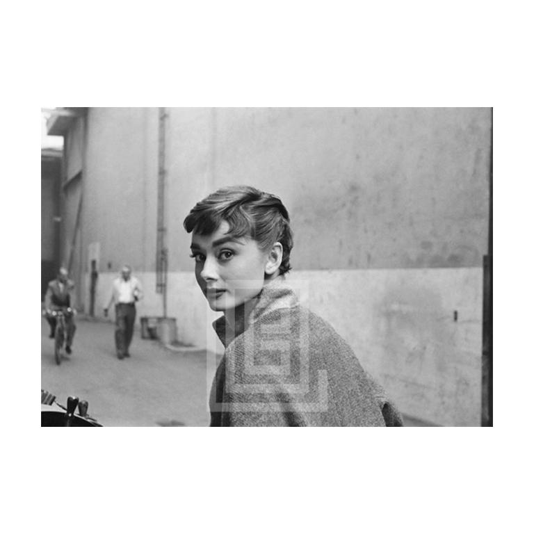 Black and White Photograph di Mark Shaw - Audrey Hepburn in maglione dolcevita grigio, Sguardi al passato, 1953