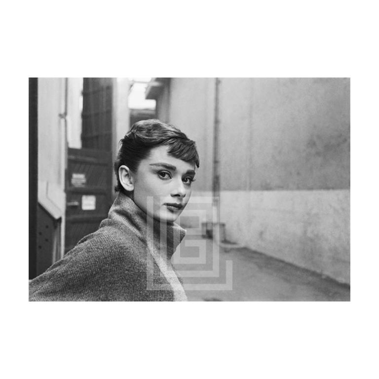 Portrait Photograph Mark Shaw - Pull à col roulé gris Audrey Hepburn, glances droites, 1953