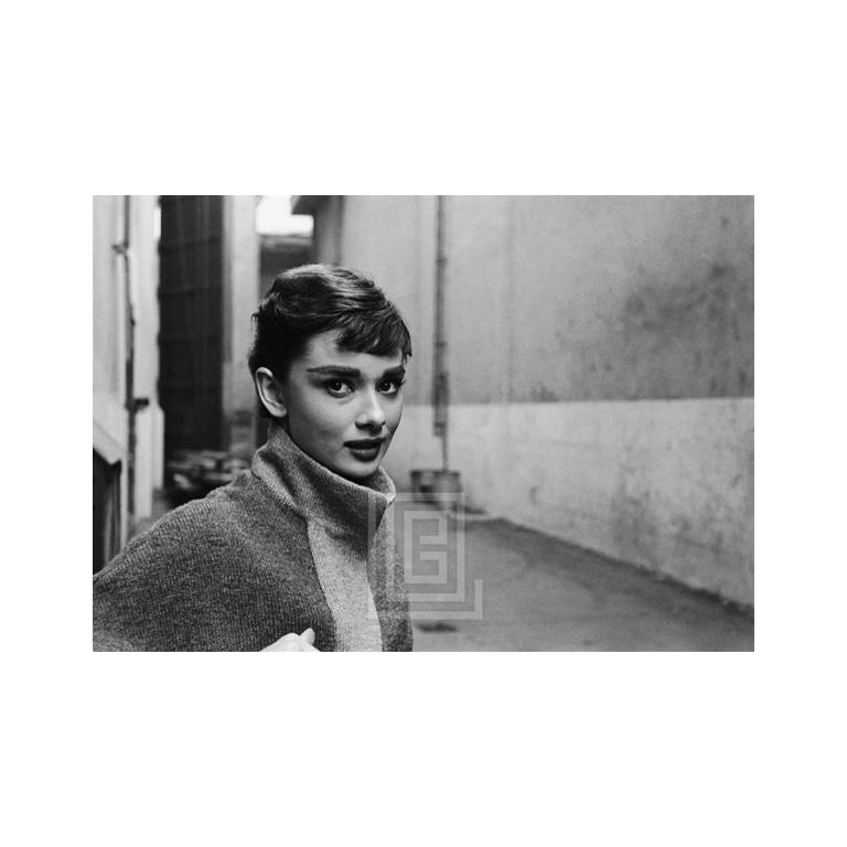 Mark Shaw Black and White Photograph – Audrey Hepburn in grauem Rollkragenpullover, leuchtend rechts, Lippen zusammengefügt, 1953