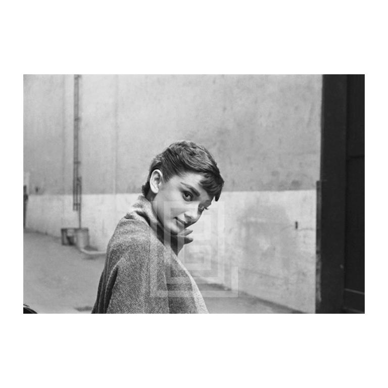 Mark Shaw Portrait Photograph – Audrey Hepburn mit grauem Rollkragenpullover, Kopf unten, 1953