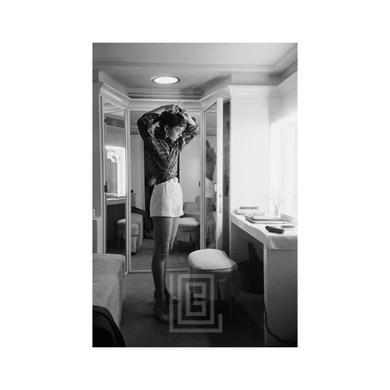 Mark Shaw Black and White Photograph – Audrey Hepburn im Kleiderzimmer von Audrey Hepburn, 1953
