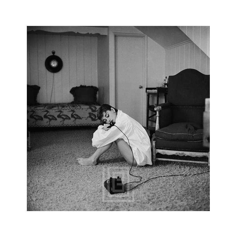 Portrait Photograph Mark Shaw - Audrey Hepburn - Chemisier blanc avec téléphone et genoux bouffants, 1953