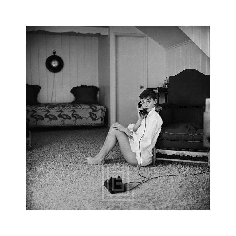 Mark Shaw Black and White Photograph – Audrey Hepburn in weißer Bluse mit Telefon, „Lehnen Sie sich gegen den Stuhl“, 1953