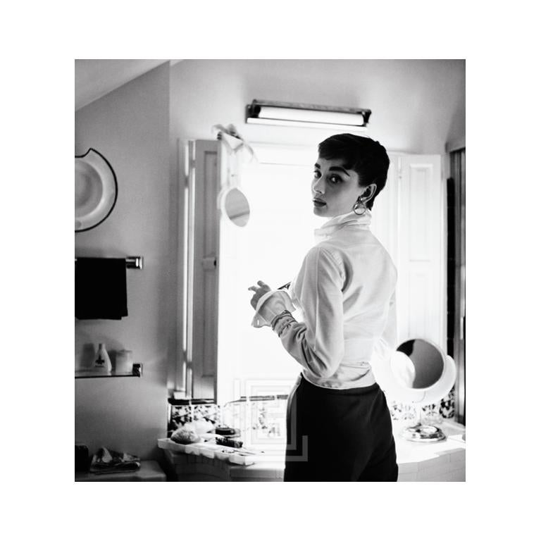 Black and White Photograph Mark Shaw - Audrey Hepburn regarde en arrière, 1953