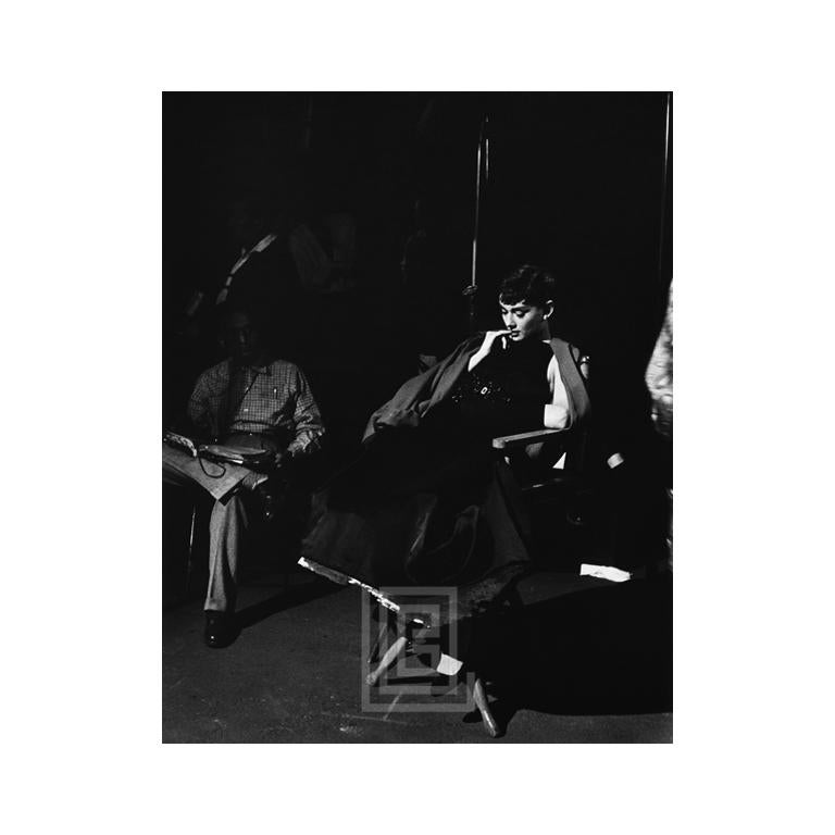 Mark Shaw Black and White Photograph – Audrey Hepburn auf dem Set von Sabrina, Sitting, 1953