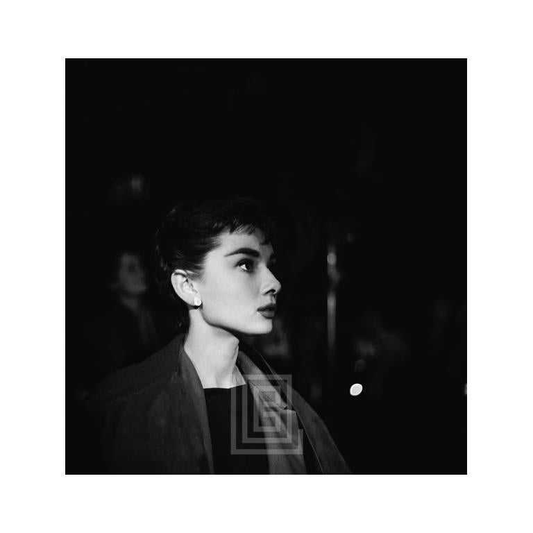 Mark Shaw Black and White Photograph – Audrey Hepburn-Porträt auf dem Set von Sabrina, 1953