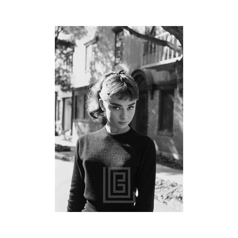 Black and White Photograph de Mark Shaw - Retrato de Audrey Hepburn en el plató de Sabrina, 1953