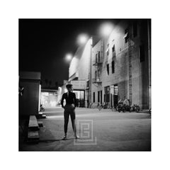 Retrato de Audrey Hepburn en el plató de Sabrina, Calle de noche, 1953