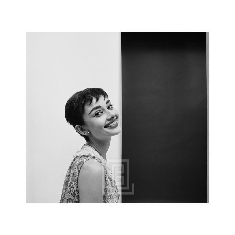Mark Shaw Portrait Photograph – Audrey Hepburn lächelndes Gemälde, linker Rahmen, 1954