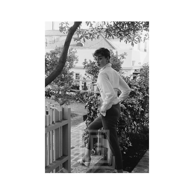 Mark Shaw Black and White Photograph – Audrey Hepburn strotzt vor ihrer Wohnung in Beverly Hills, 1953