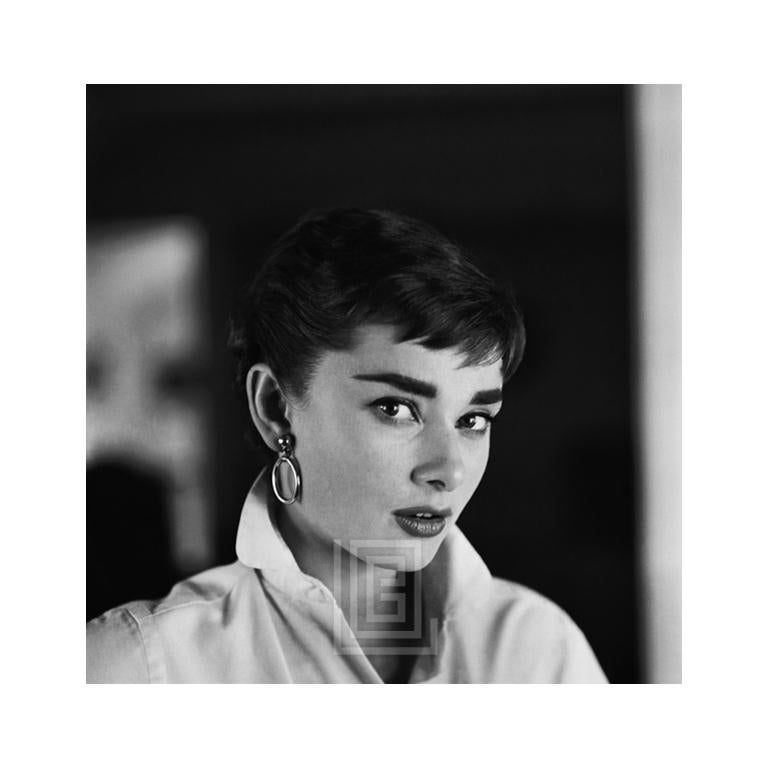 Mark Shaw Portrait Photograph – Audrey Hepburn, weißes Hemdporträt, leuchtend rechts, 1954