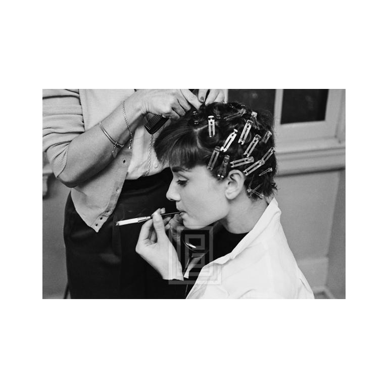 Mark Shaw Black and White Photograph – Audrey Hepburn mit Kurbeln, Rauchen, 1953