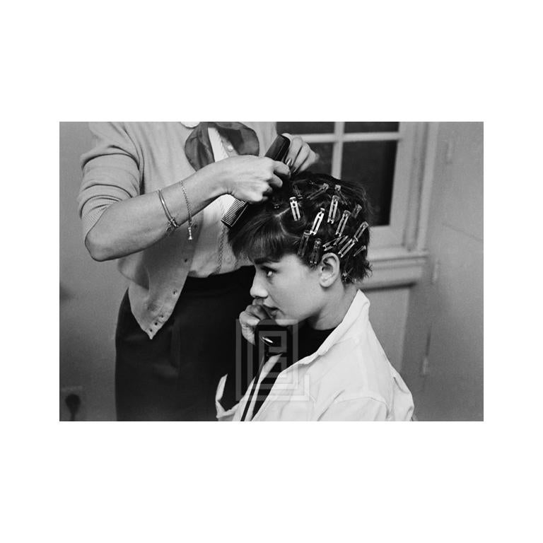 Black and White Photograph Mark Shaw - Audrey Hepburn with Curlers (Audrey Hepburn avec des galets), téléphone, 1953