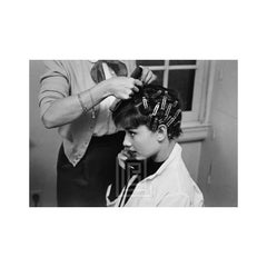 Audrey Hepburn mit Kleiderbügeln, Telephone, 1953