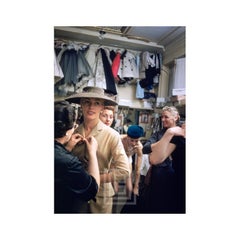 Costume beige de Balmain dans les coulisses, 1954