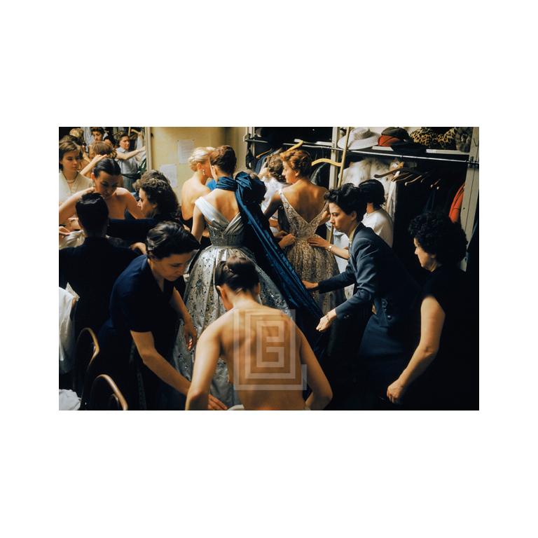 Mark Shaw Figurative Photograph – Backstage blaue Balmain-Schleppe, 1954