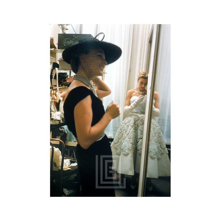 Mark Shaw Figurative Photograph – Spiegel Mädchen im Schwarz-Weiß-Stil mit Spiegelrücken, 1954