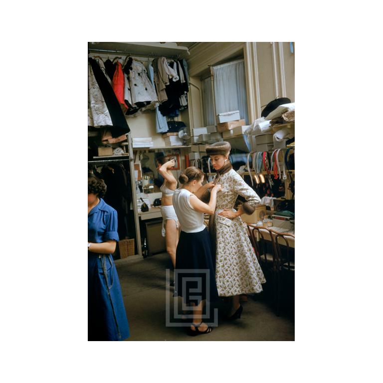 Figurative Photograph de Mark Shaw - Abrigo ruso entre bastidores, 1954