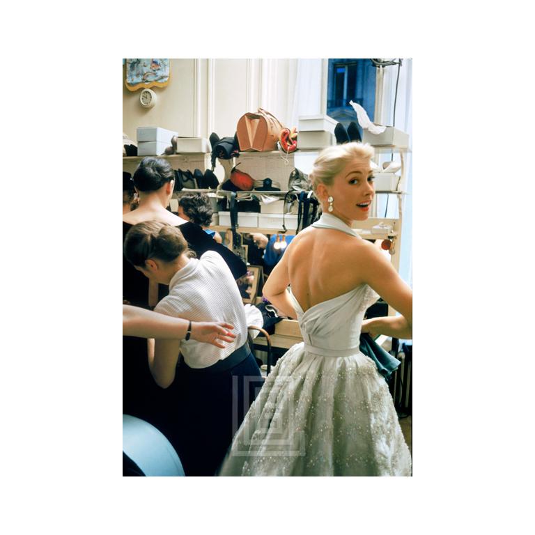 Figurative Photograph Mark Shaw - Backstage - Blanc - Dos nu - Dos nu, 1954