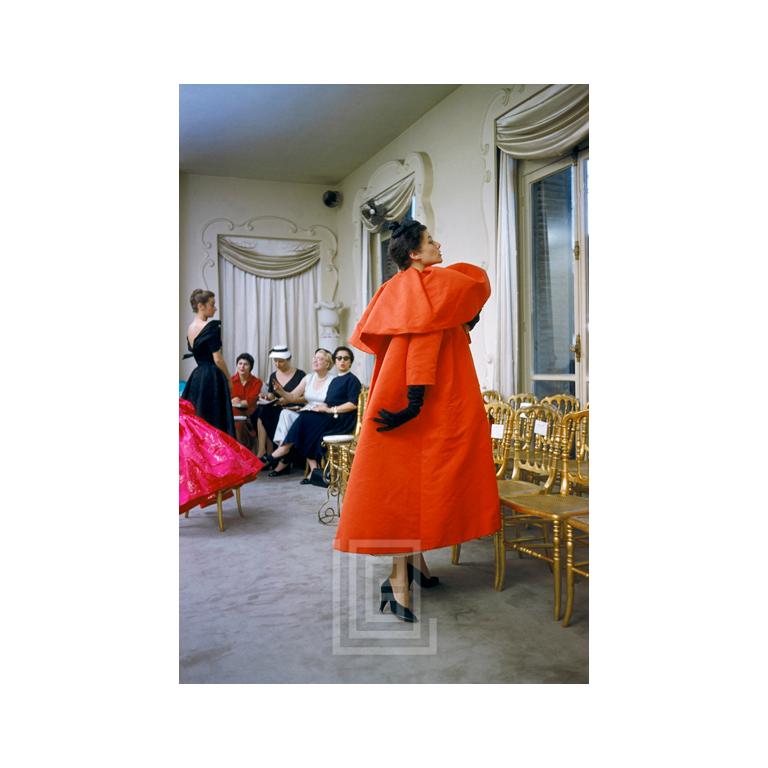 Mark Shaw Color Photograph – Orangefarbener Mantel von Balenciaga an der Seite, 1953