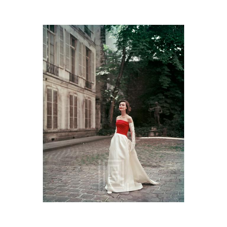 Mark Shaw Figurative Photograph – Roter und weißer Satin von Balenciaga auf dem Hof, 1955