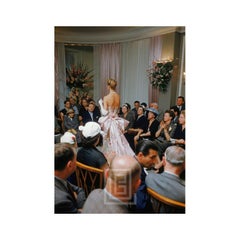 Salon Balmain, vue d'arrière d'une robe blanche, 1954