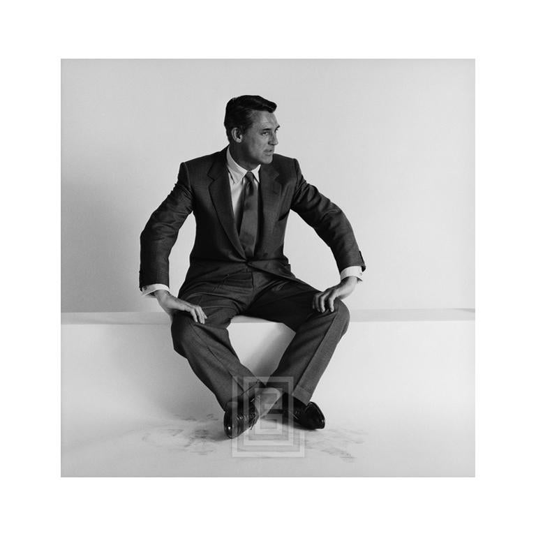 Black and White Photograph di Mark Shaw - Cary Grant seduto guarda a sinistra, 1955