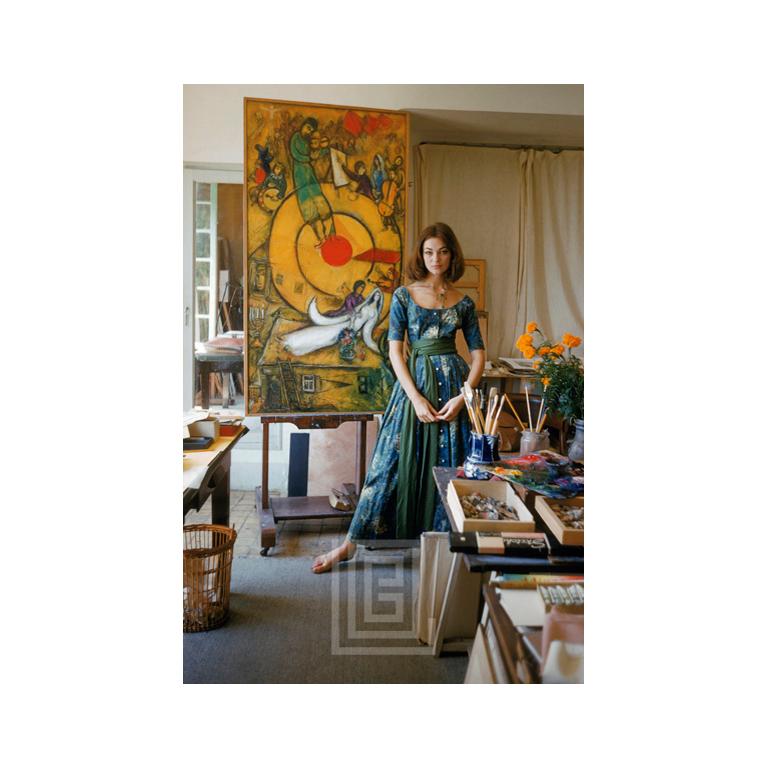 Portrait Photograph di Mark Shaw - Chagall, "Il Sogno" e Ivy Nicholson che indossa McCardell, 1955