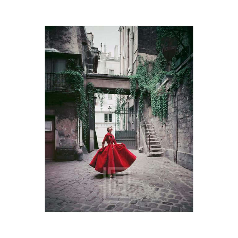 Color Photograph Mark Shaw - Robe de soirée Chanel en velours rouge Cour de Rohan, 1955