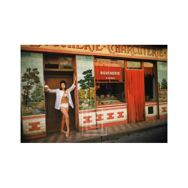 Mark Shaw Color Photograph – Christine besucht die Boucherie in St. Tropez 1961