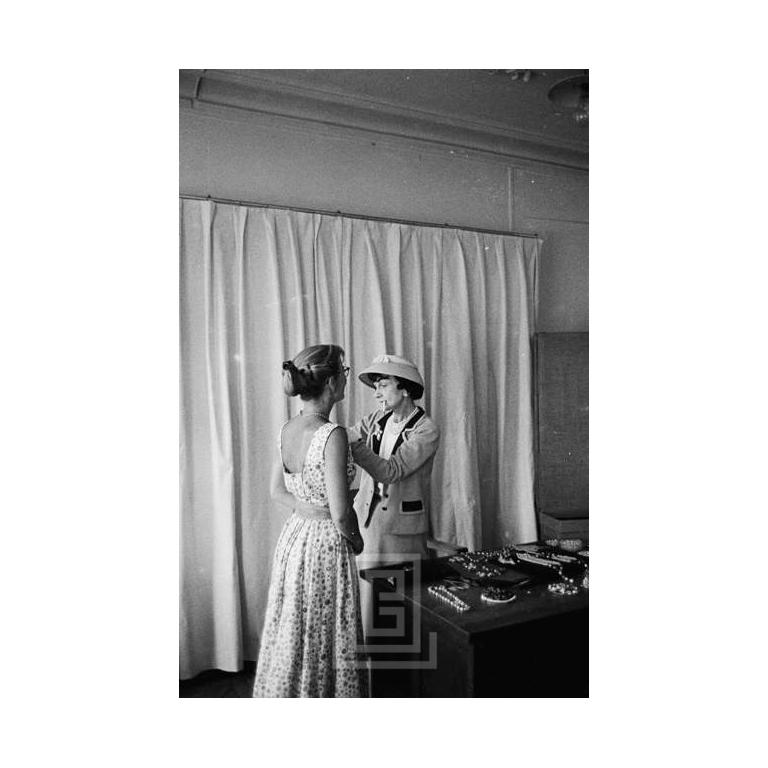 Mark Shaw Black and White Photograph – Coco Chanel arrangiert Schmuckstücke für ihren Assistenten, 1957