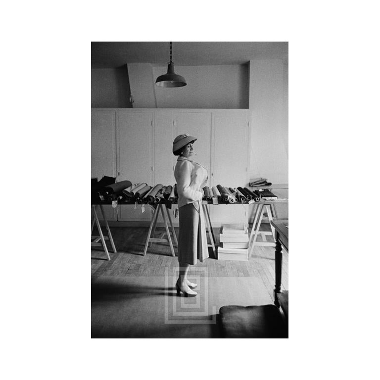Coco Chanel demonstriert ihre Kleider, 1957