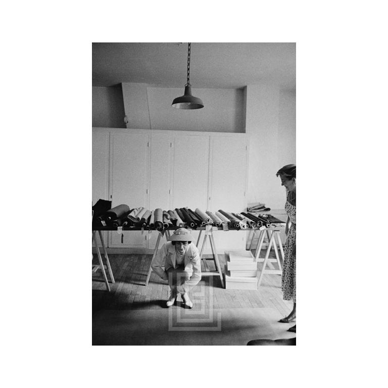 Mark Shaw Figurative Photograph – Coco Chanel demonstriert Sitzen, 1957