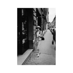 Coco Chanel tritt in ihre Pariser Boutique, 1957