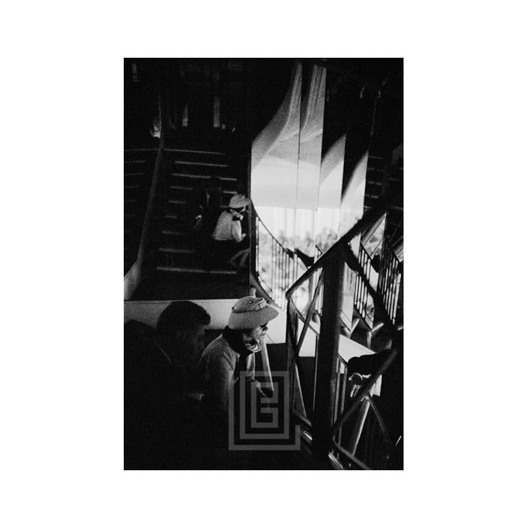 Black and White Photograph di Mark Shaw - Coco Chanel seduta sulle sue scale a specchio, 1957