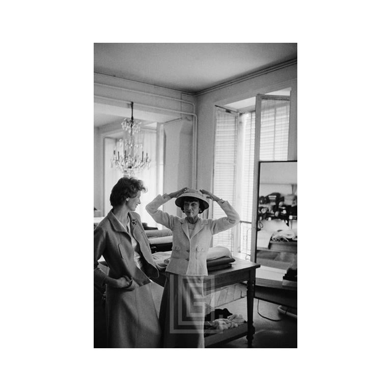 Black and White Photograph de Mark Shaw - Coco Chanel con Suzy Parker hablan de sus nuevos diseños, 1957