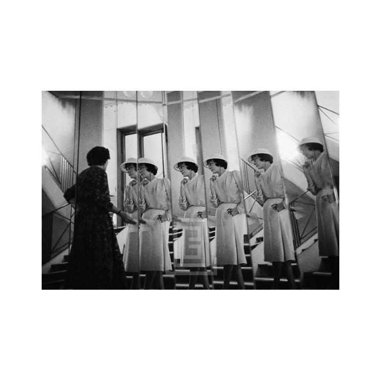 Figurative Photograph Mark Shaw - Coco in Mirrors with Unidentified Woman (Cocon dans les miroirs avec une femme non identifiée), 1957.
