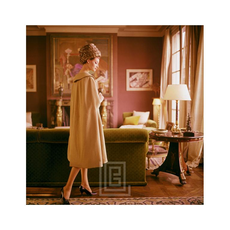 Mark Shaw Color Photograph – Designer-Wohnmöbel, Dior Beige Umhang, 1960