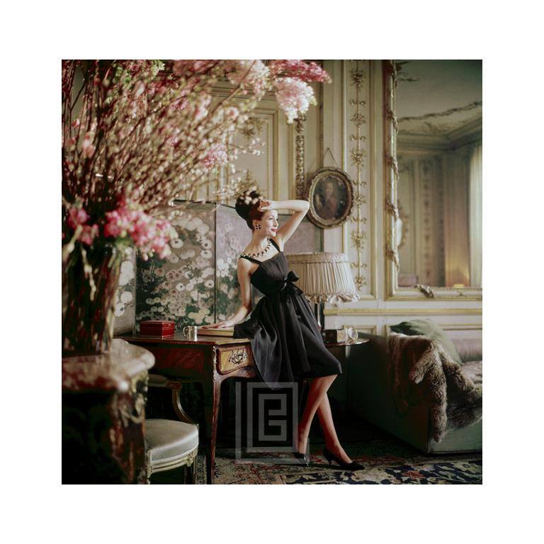 Mark Shaw Color Photograph – Designer's Homes, Dior Schwarzes Kleid bei Miss Luling's, 1960