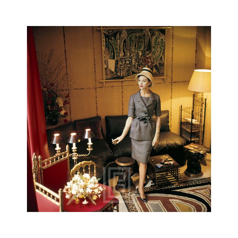Mark Shaw Color Photograph – Designer Designers Homes, Dior Gray Anzug Rauchen, 1960